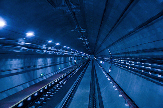 蓝色地铁隧道