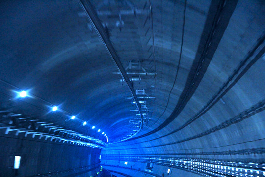 蓝色地铁隧道图