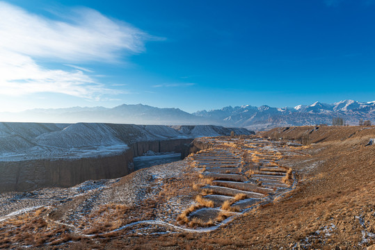 峡谷山村雪景