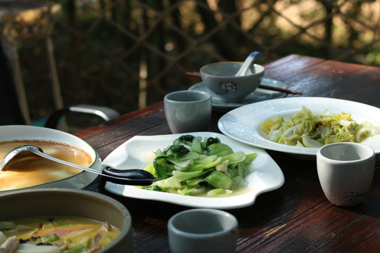 庭院里的一桌饭菜