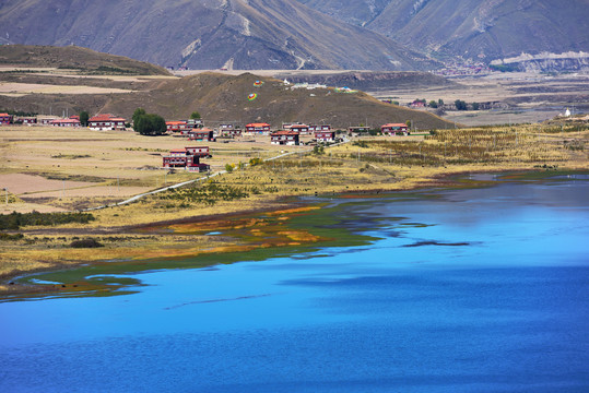 高原藏寨湖泊