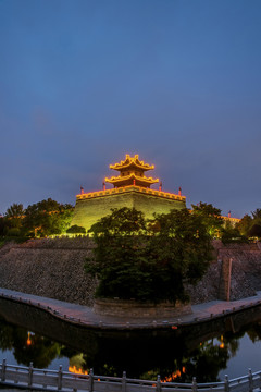 中国陕西西安古城墙角楼夜景