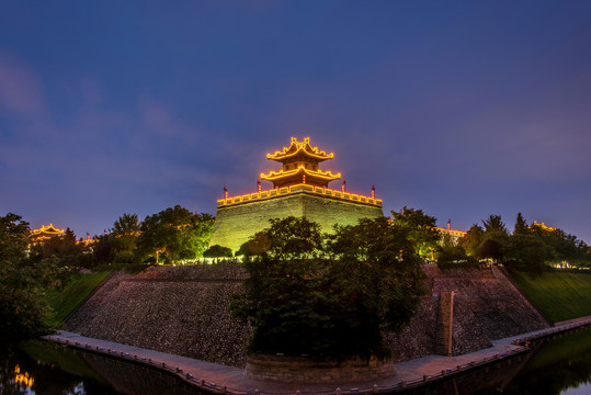 中国陕西西安古城墙角楼夜景