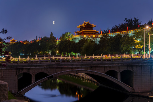 中国陕西西安古城城墙夜景