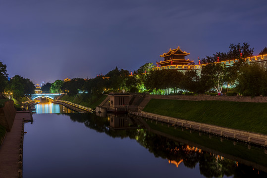 中国陕西西安古城城墙夜景