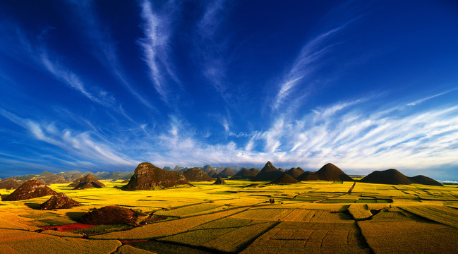 蓝天白云的罗平风景