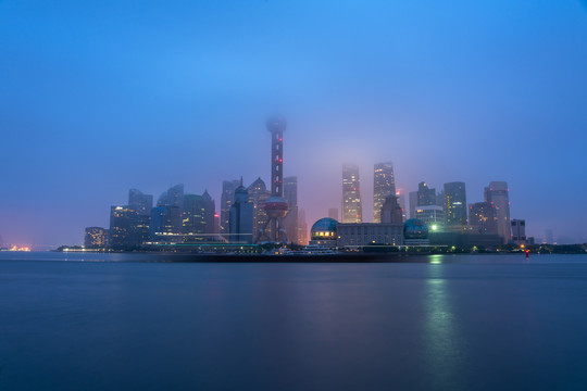夜色中上海的明珠塔