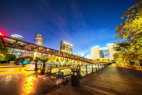 夜幕下的城市灯光