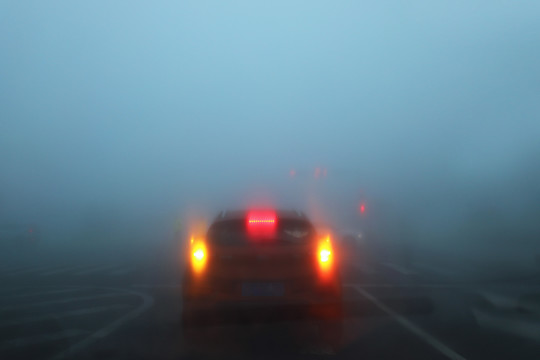 大雾天气行车