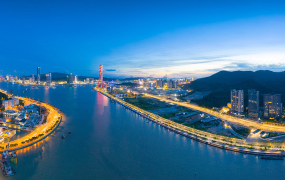 横琴新区与珠海中心大厦夜景