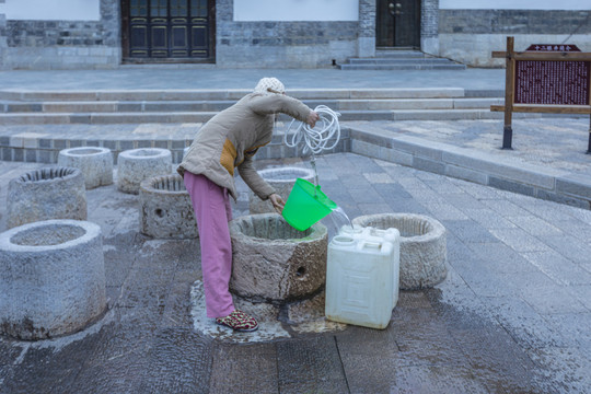 云南建水古老十二眼井打水的妇女