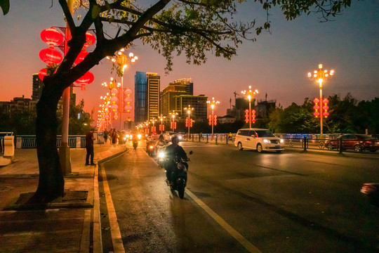 夜景道路两旁大红灯笼