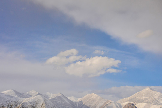 西藏连绵的雪山