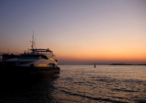 青岛海上轮船夜景