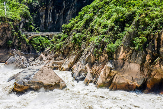 虎跳峡湍急的河流