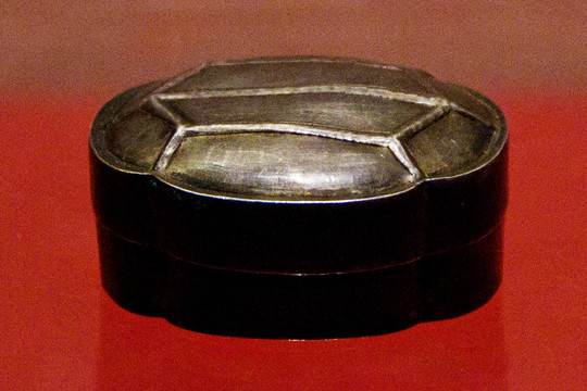 唐代海棠形龟纹小银盒