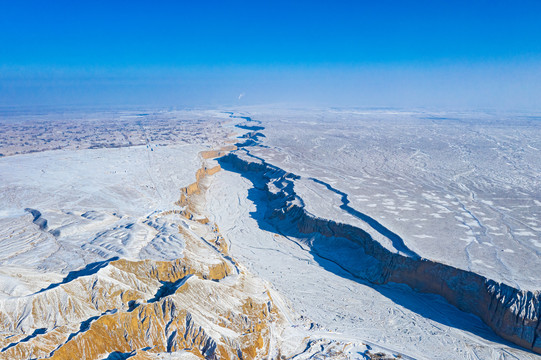 大漠戈壁峡谷河道雪景