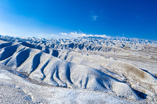 山岭雪景