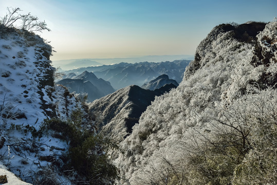 五峰独岭雪景