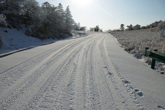 五峰独岭雪景