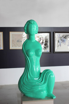女性身体雕塑