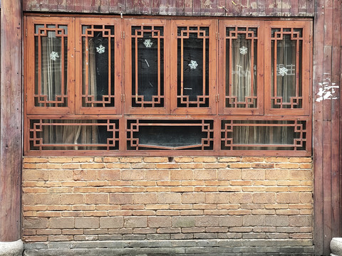 木窗户与红砖墙