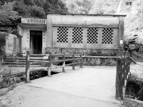 山区废弃的小水电站