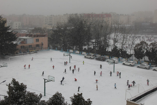 下雪天学校孩子玩雪