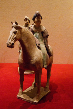 唐代彩绘骑马女俑