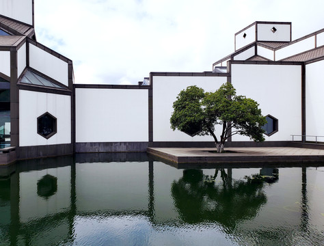 苏州博物馆的灰白建筑和池水