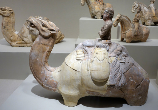 唐代陶骑骆驼俑