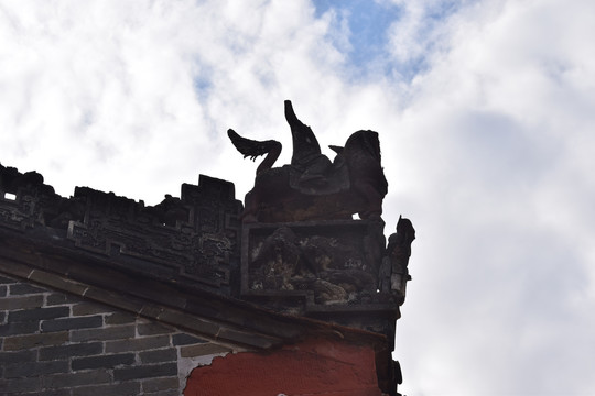 屋檐顶部破落的雕塑南社村