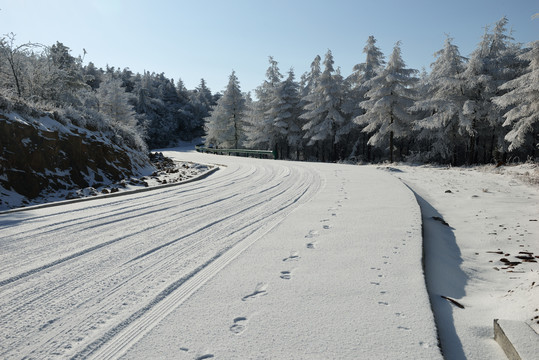 五峰独岭雪景