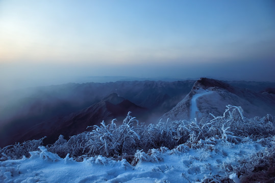 五峰独岭雪景