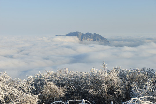 五峰独岭雪景云海风光