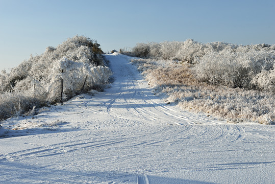 五峰独岭雪景