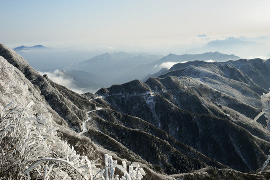 五峰独岭雪景