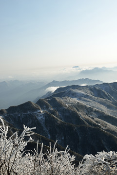 五峰独岭雪景