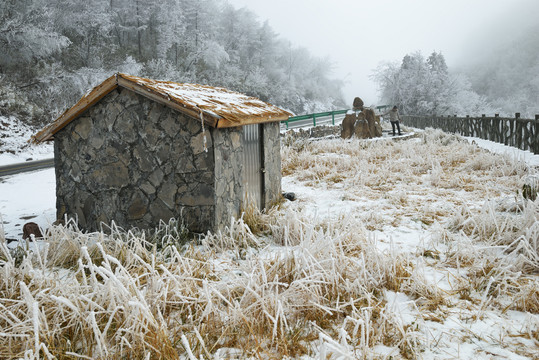 五峰独岭雪景