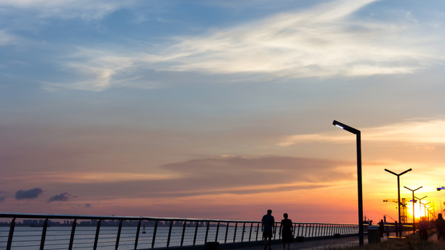 漫步夕阳下剪影