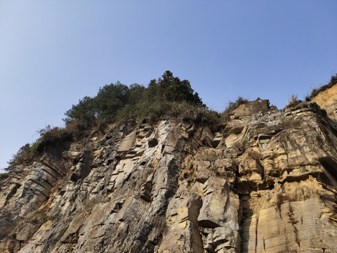 悬崖峭壁与蓝天