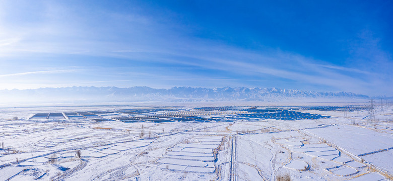 大漠戈壁山村温室大棚雪景