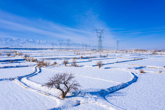 山村田野高压线路雪景