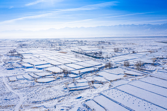 戈壁山田耕地雪景