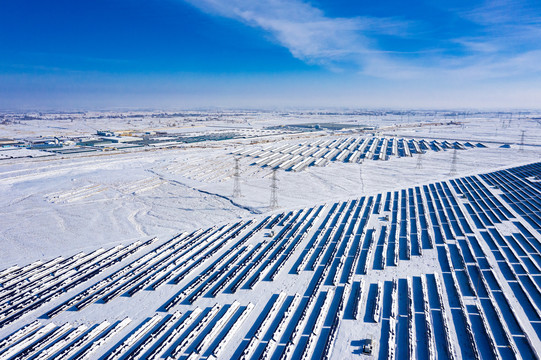 航拍大漠太阳能发电基地