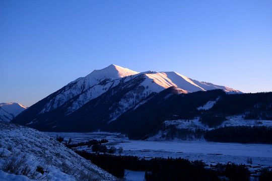 远眺禾木雪山