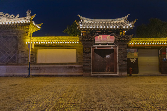 云南石屏古城夜景文庙围墙