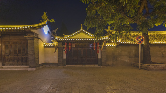 云南石屏古城夜景文庙围墙