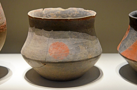大汶口文化彩陶罐