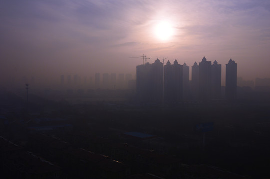 城市上空朦胧的太阳